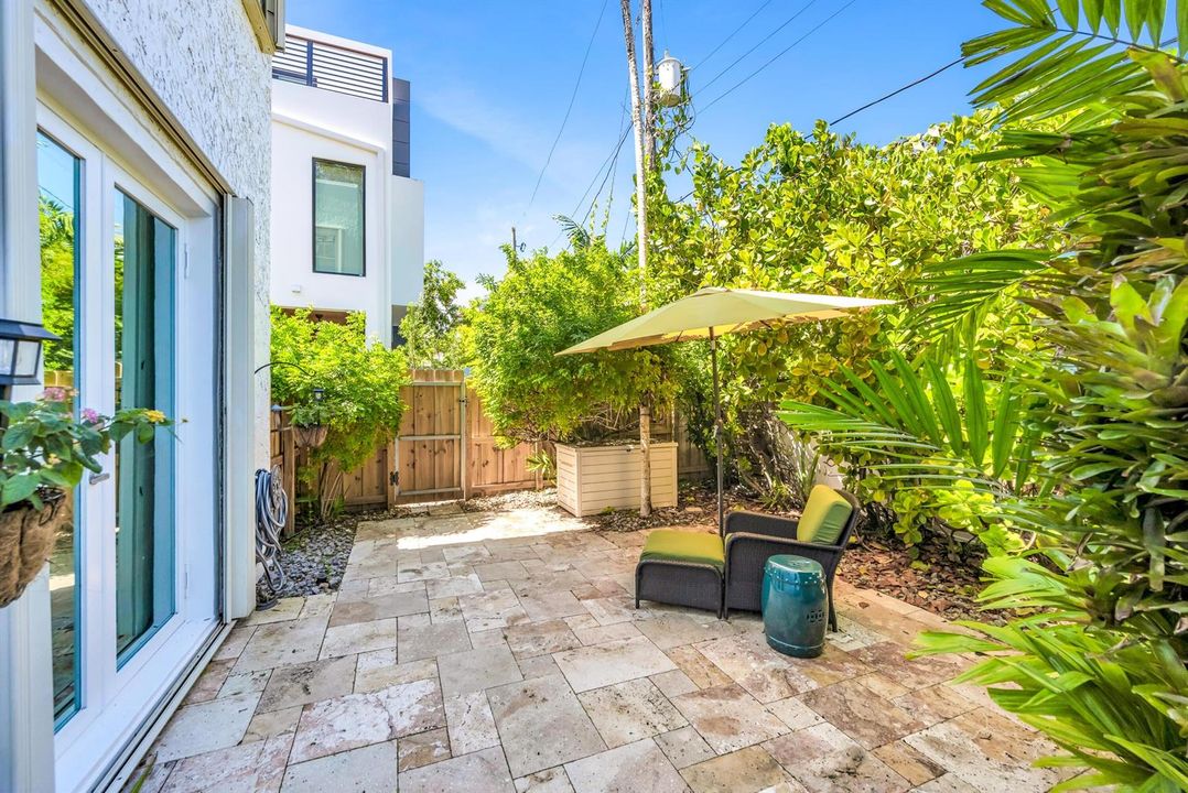 1627 E BROWARD BLVD-17