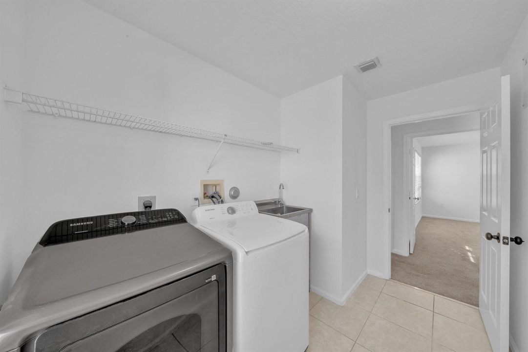 16 Laundry Room (2)