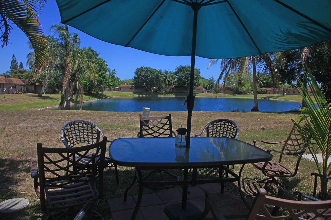 lakeside-villas-sunrise-fl-lakefront-vil
