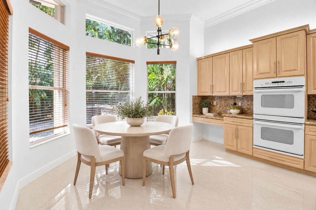 6940 Breakfast Nook