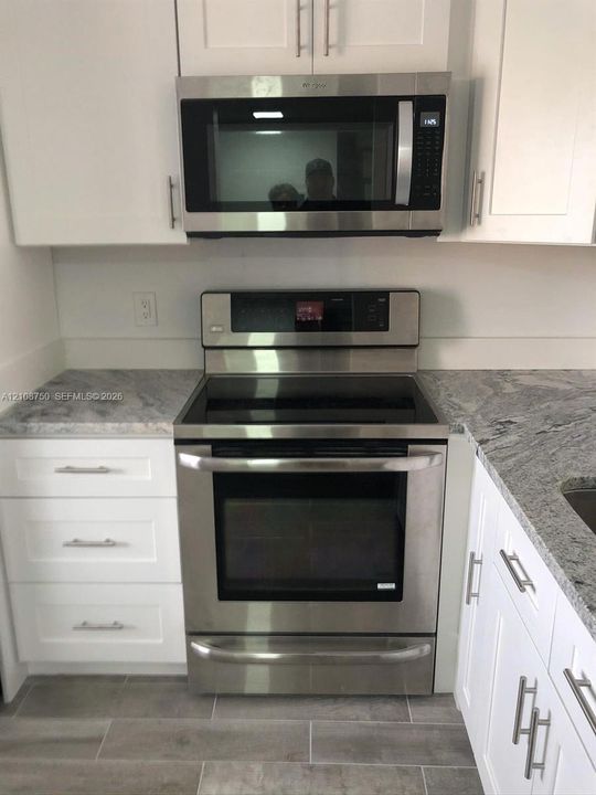For Sale: $275,000 (2 beds, 2 baths, 832 Square Feet)