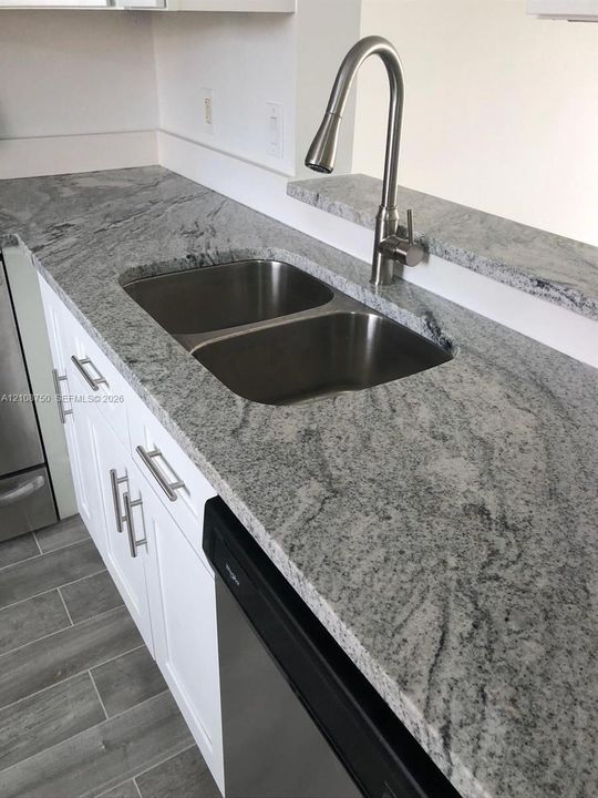 For Sale: $275,000 (2 beds, 2 baths, 832 Square Feet)