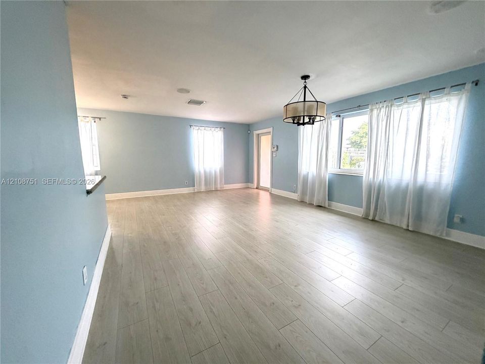 For Rent: $2,750 (2 beds, 1 baths, 1220 Square Feet)