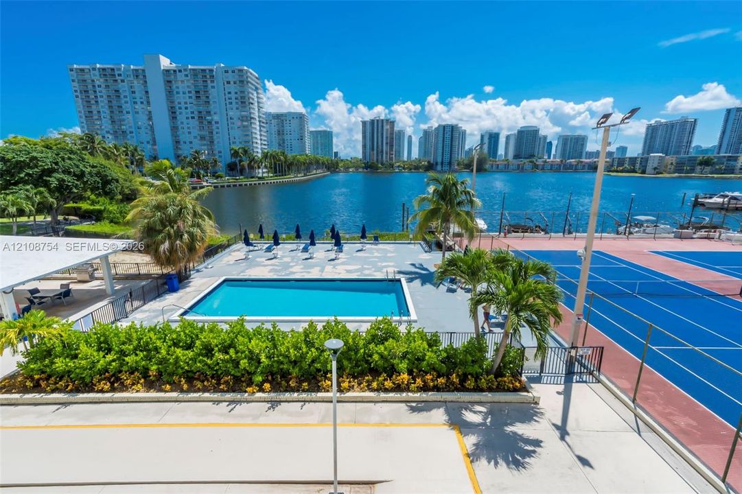 En Venta: $259,000 (2 camas, 2 baños, 1073 Pies cuadrados)
