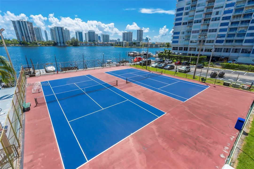 En Venta: $259,000 (2 camas, 2 baños, 1073 Pies cuadrados)