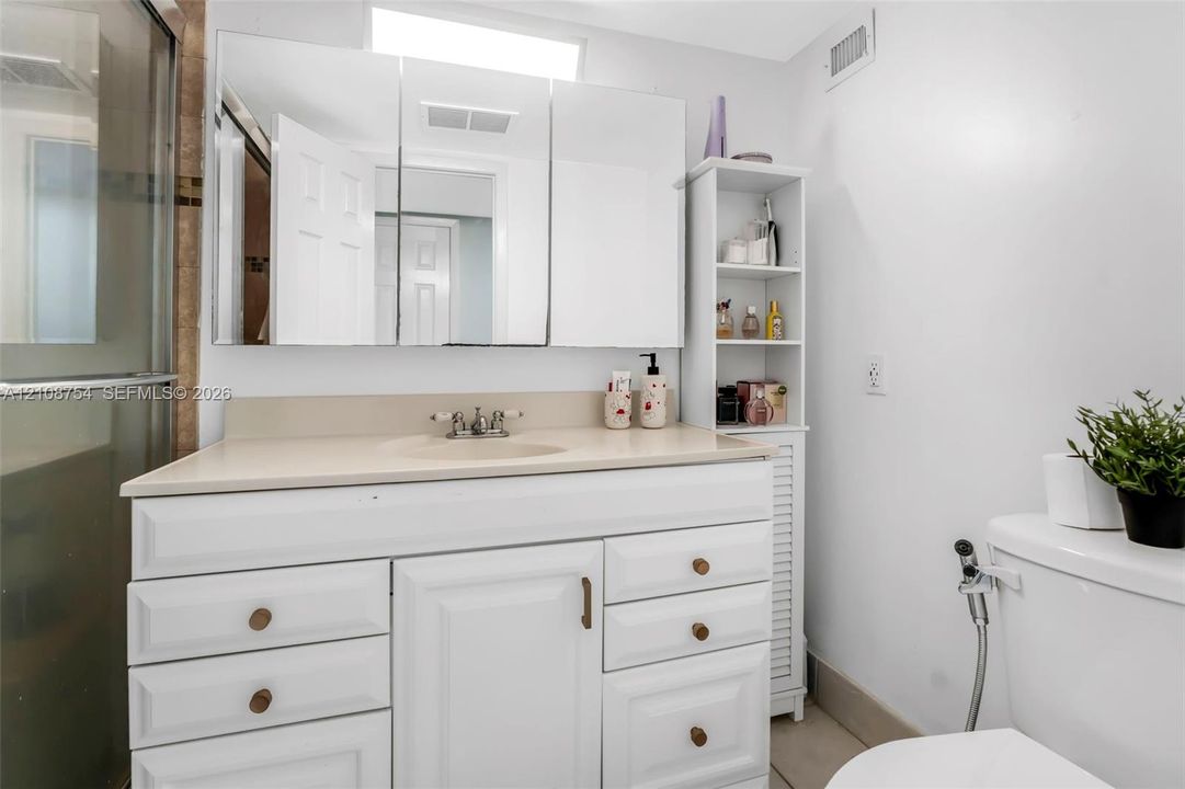 En Venta: $259,000 (2 camas, 2 baños, 1073 Pies cuadrados)