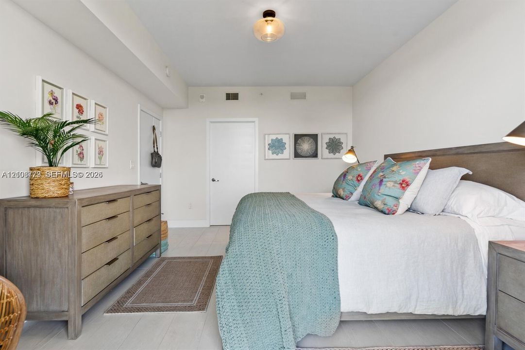 Light-toned flooring and neutral wall palette featuring a recessed ceiling-mounted light fixture