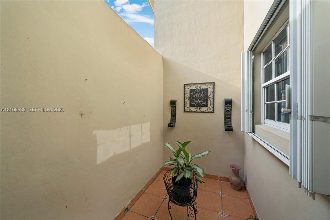 For Sale: $685,000 (3 beds, 2 baths, 1664 Square Feet)