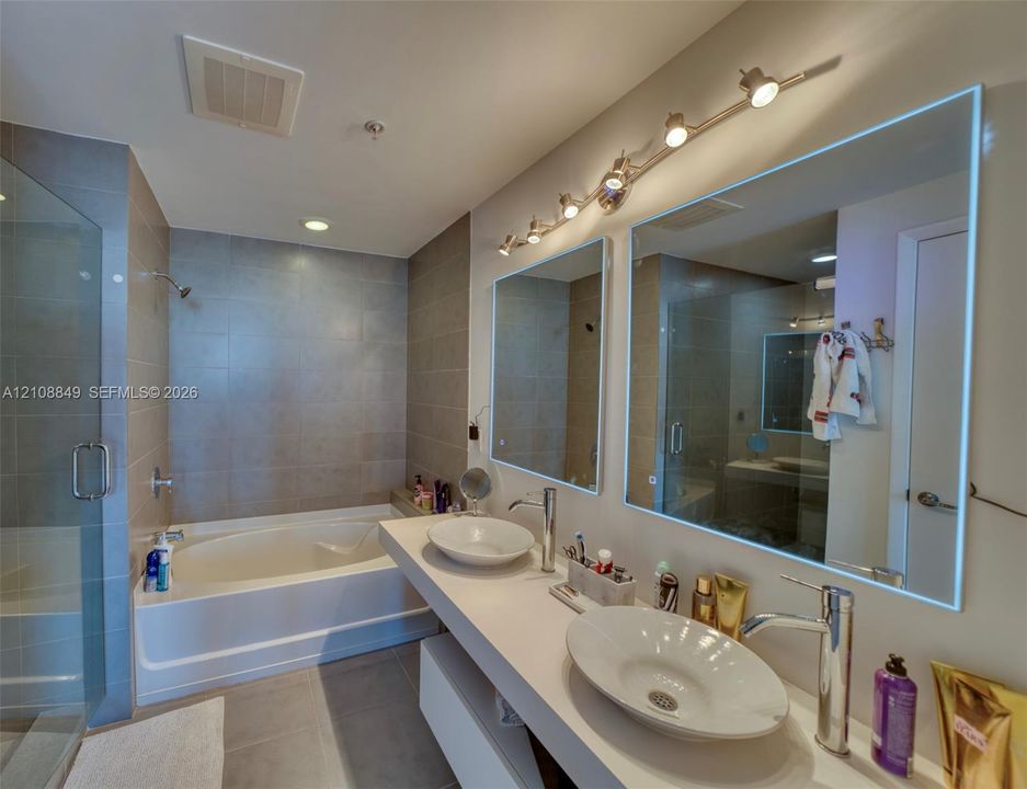 For Sale: $1,500,000 (2 beds, 2 baths, 1987 Square Feet)