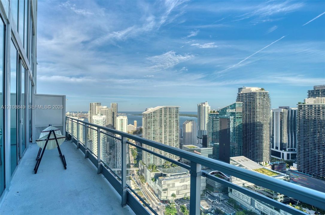 For Sale: $1,500,000 (2 beds, 2 baths, 1987 Square Feet)