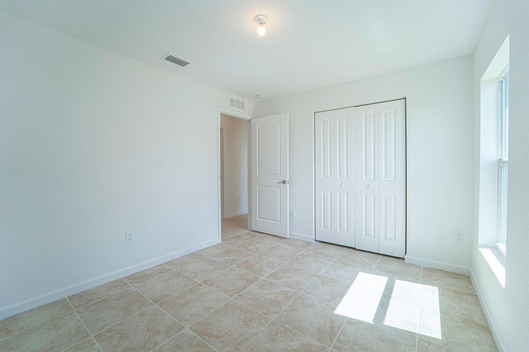15_bedroom_2