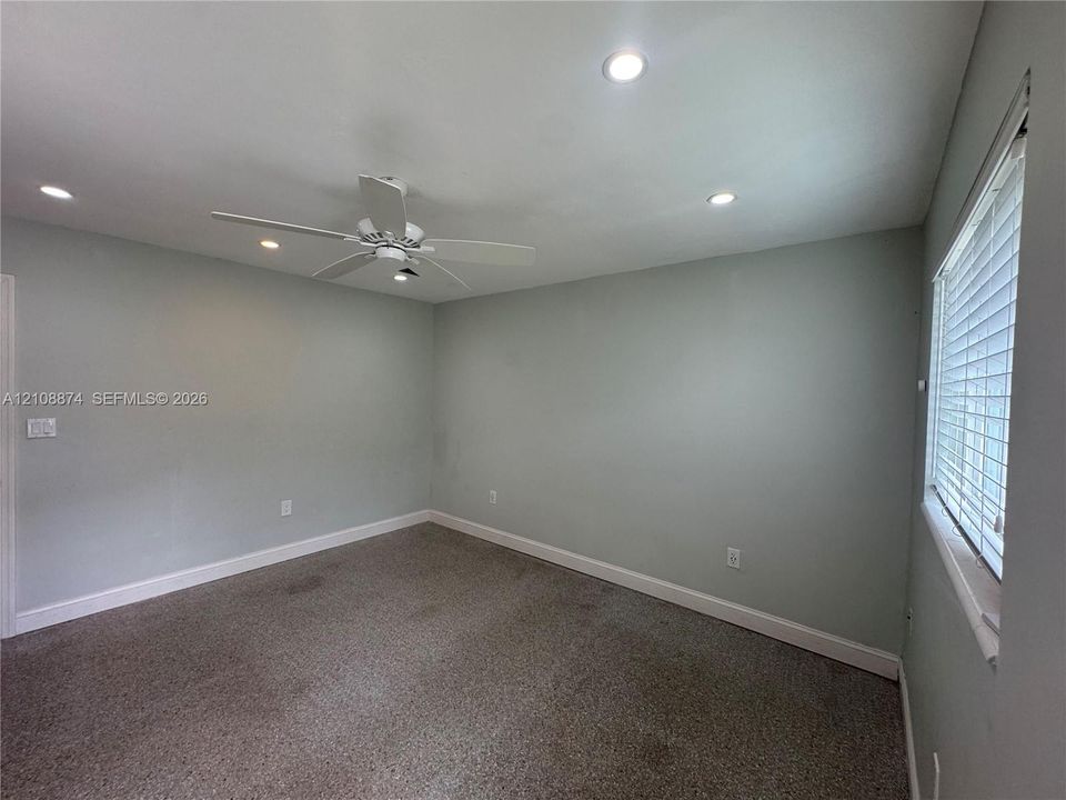 Interior room featuring neutral wall tones, recessed lighting, a ceiling fan, carpeted flooring, and horizontal window blinds