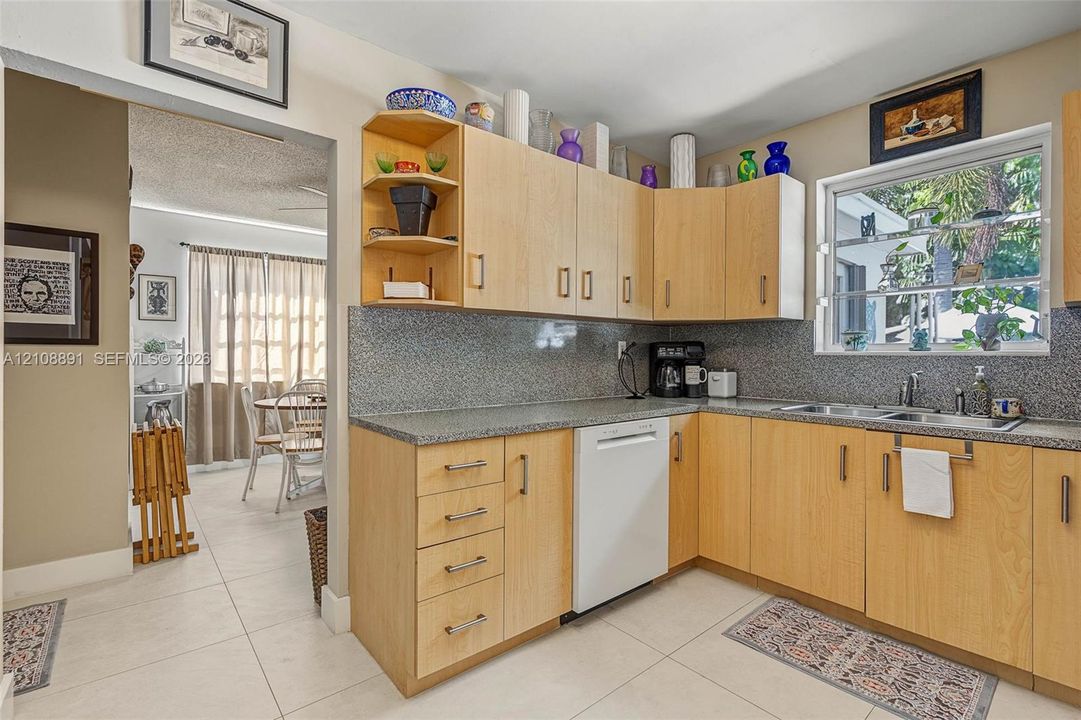 На продажу: $799,000 (3 спален, 2 ванн, 1841 Квадратных фут)
