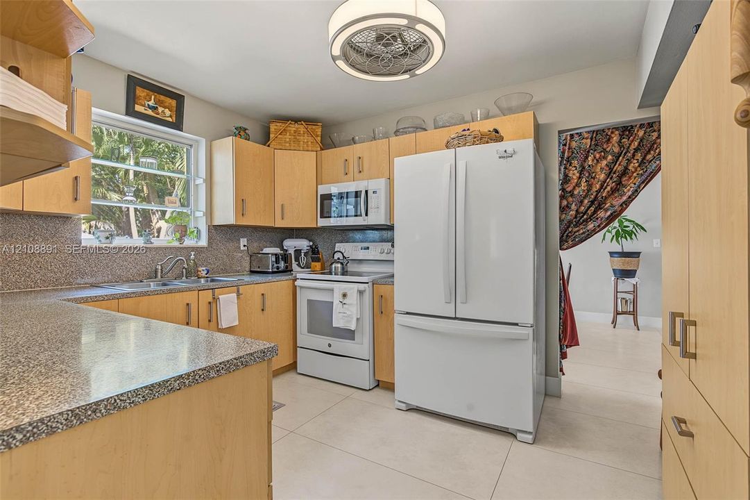 На продажу: $799,000 (3 спален, 2 ванн, 1841 Квадратных фут)