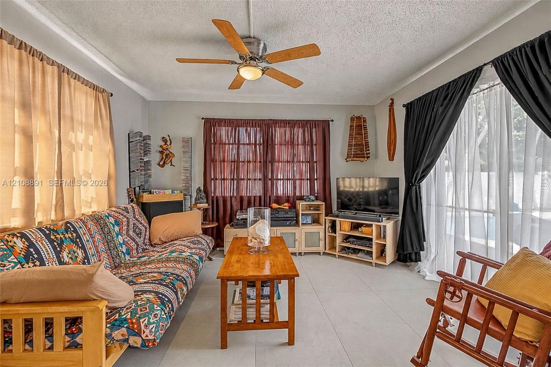 На продажу: $799,000 (3 спален, 2 ванн, 1841 Квадратных фут)