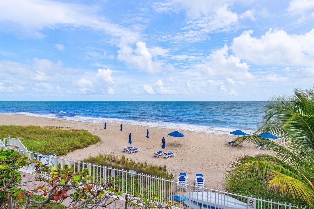060 - Beach with chairs & umbrellas
