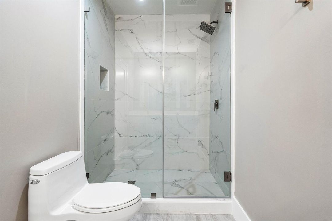 041 - Guest Bathroom_ensuite_walkin show