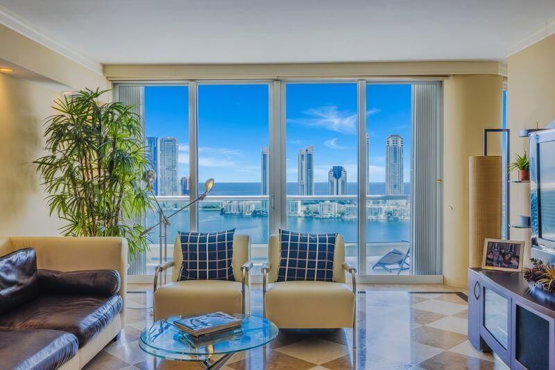 7000 Island Blvd (Living Rm7)