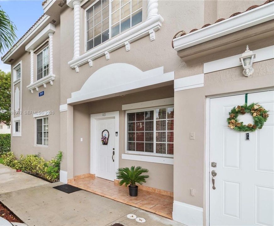 For Rent: $2,400 (2 beds, 2 baths, 880 Square Feet)