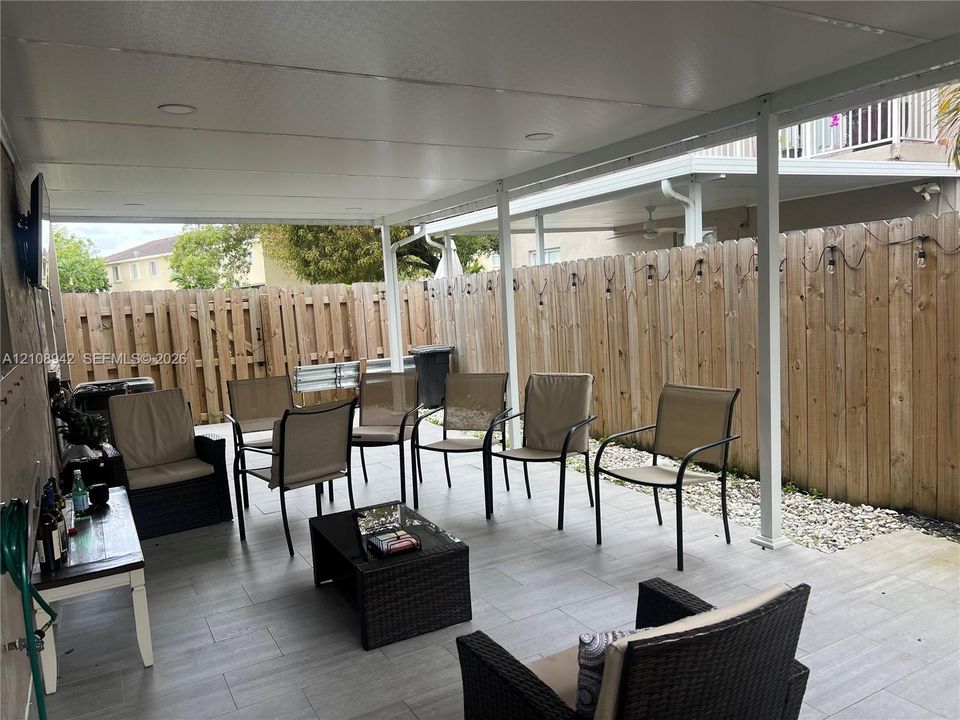 For Rent: $2,400 (2 beds, 2 baths, 880 Square Feet)