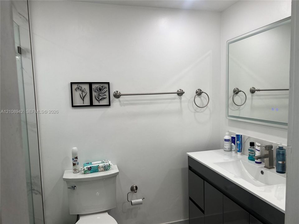 For Rent: $2,400 (2 beds, 2 baths, 880 Square Feet)