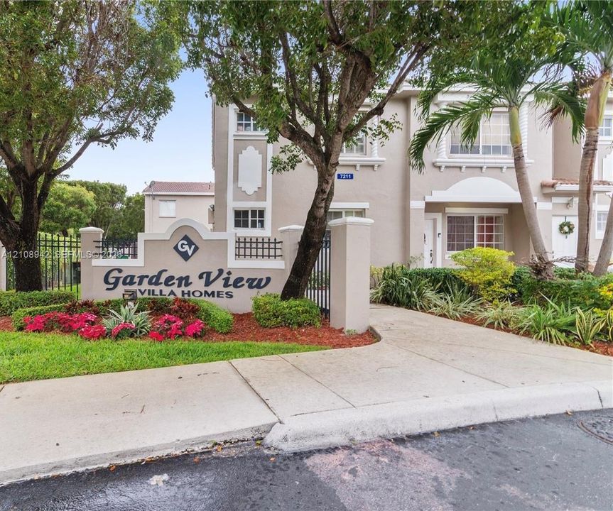 For Rent: $2,400 (2 beds, 2 baths, 880 Square Feet)