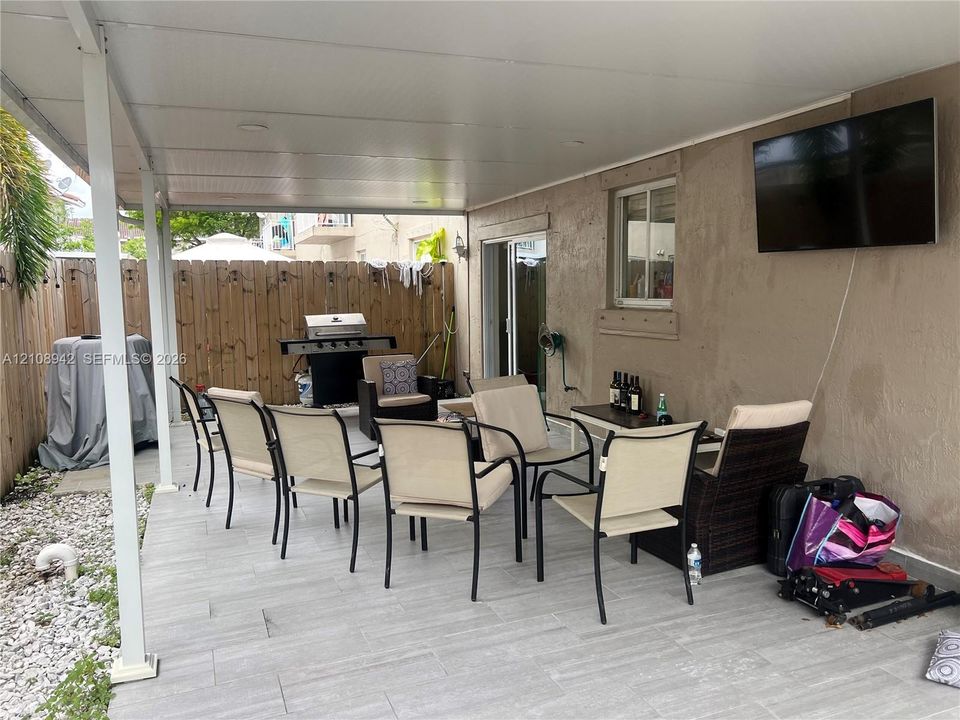 For Rent: $2,400 (2 beds, 2 baths, 880 Square Feet)