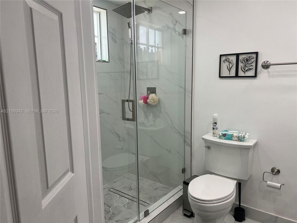 For Rent: $2,400 (2 beds, 2 baths, 880 Square Feet)