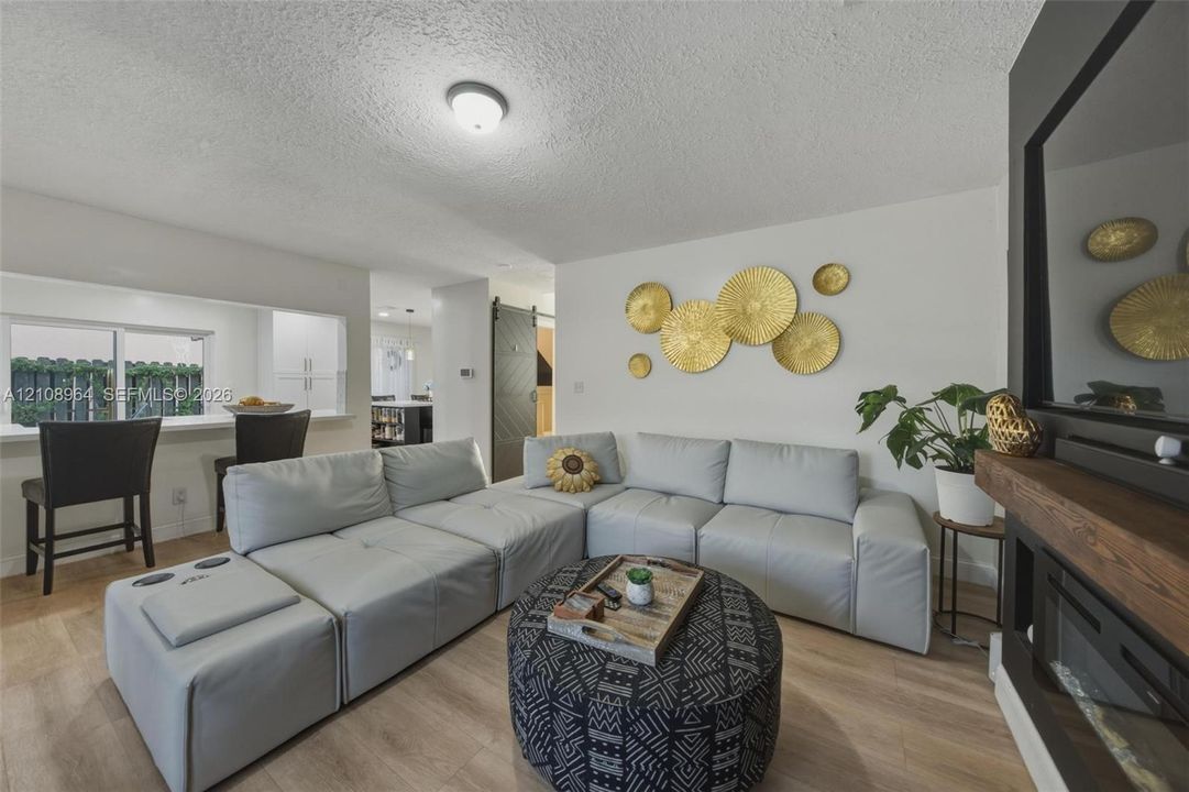 En Venta: $459,900 (3 camas, 2 baños, 1415 Pies cuadrados)
