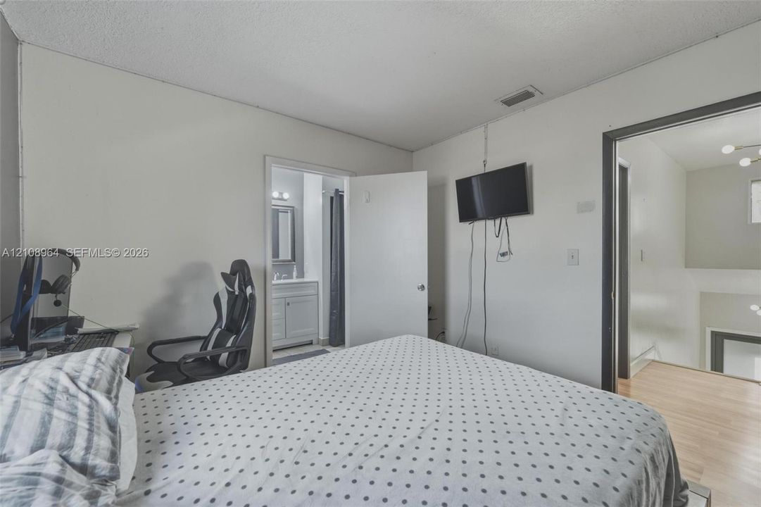 En Venta: $459,900 (3 camas, 2 baños, 1415 Pies cuadrados)