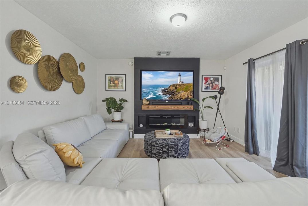 En Venta: $459,900 (3 camas, 2 baños, 1415 Pies cuadrados)