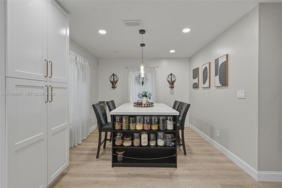 En Venta: $459,900 (3 camas, 2 baños, 1415 Pies cuadrados)