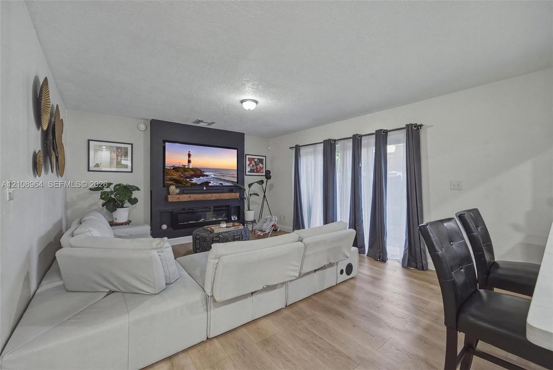 En Venta: $459,900 (3 camas, 2 baños, 1415 Pies cuadrados)