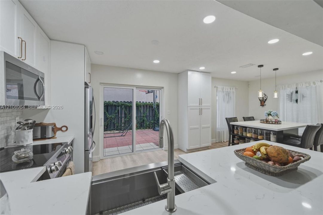 En Venta: $459,900 (3 camas, 2 baños, 1415 Pies cuadrados)
