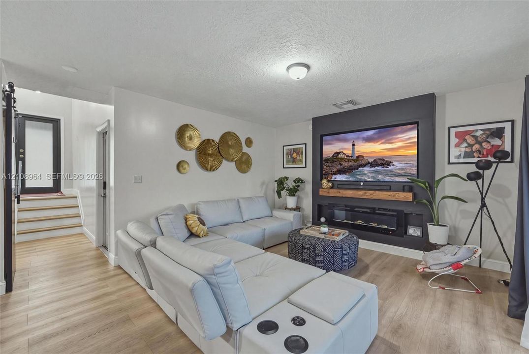 En Venta: $459,900 (3 camas, 2 baños, 1415 Pies cuadrados)