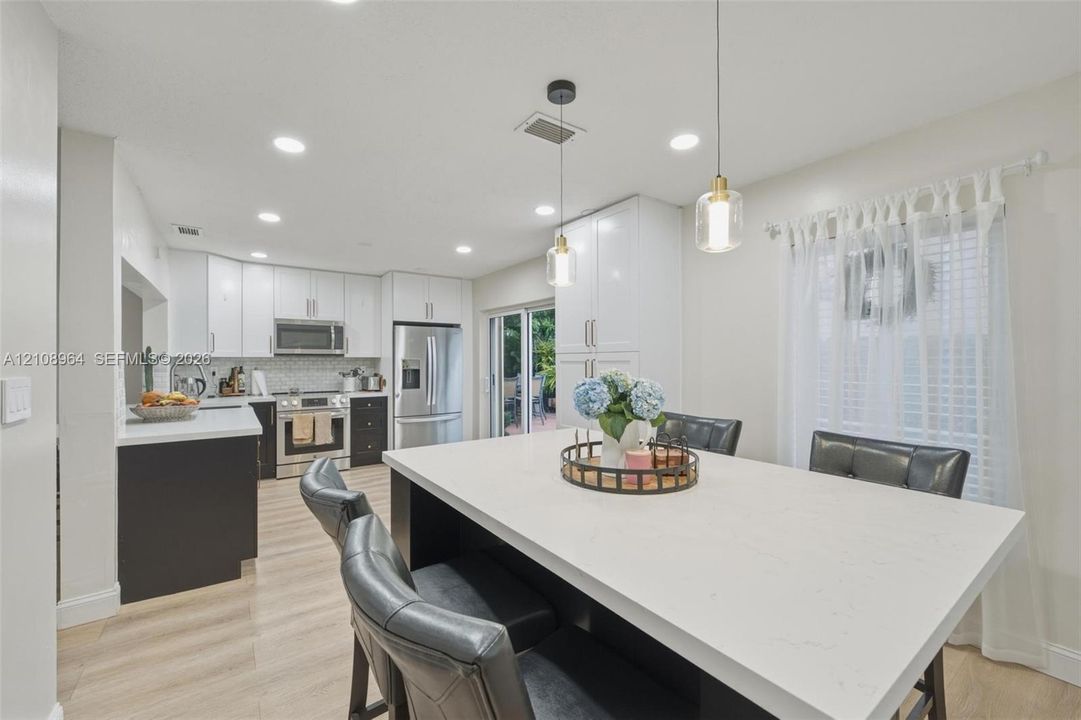 En Venta: $459,900 (3 camas, 2 baños, 1415 Pies cuadrados)