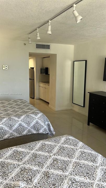 For Rent: $1,950 (0 beds, 1 baths, 410 Square Feet)