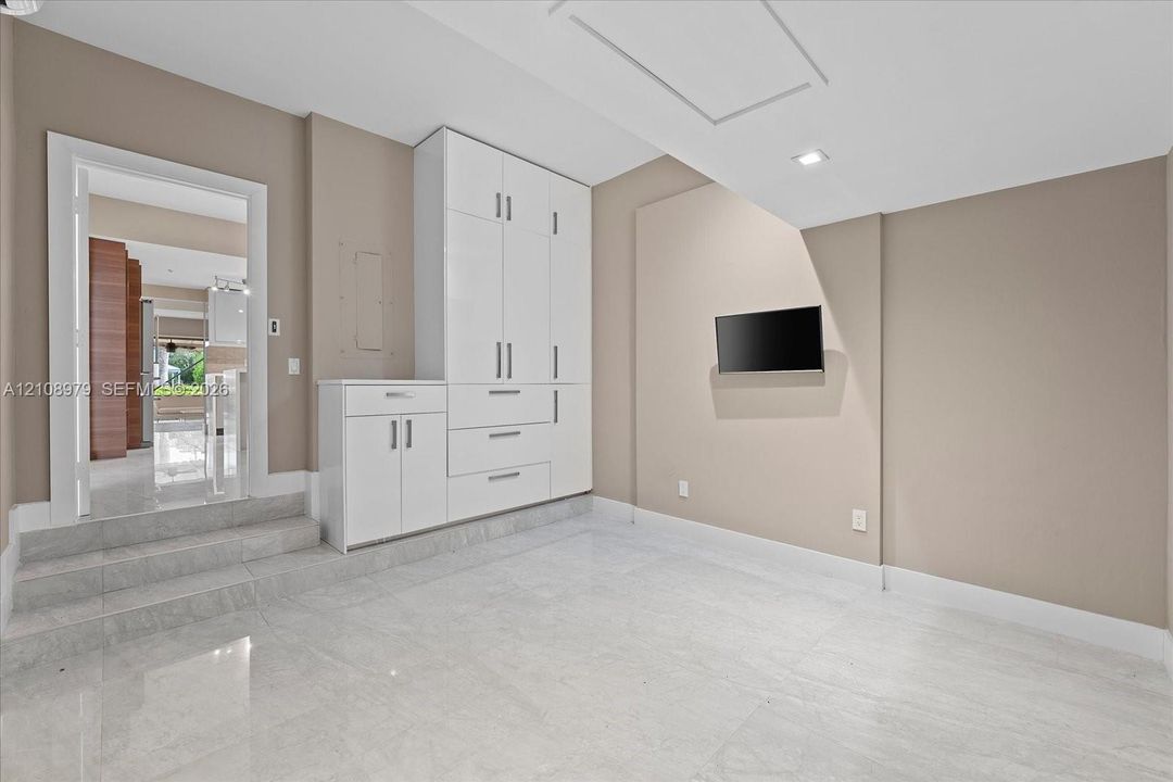 For Sale: $1,150,000 (3 beds, 2 baths, 2373 Square Feet)