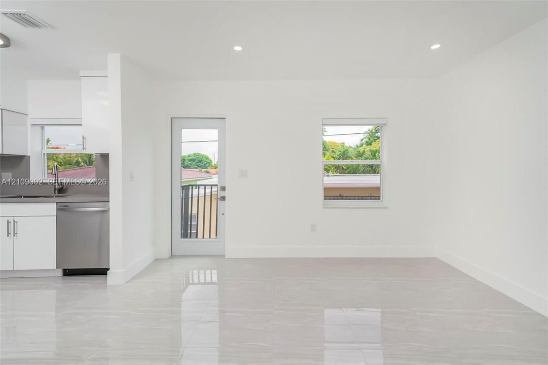 For Rent: $2,800 (2 beds, 1 baths, 870 Square Feet)