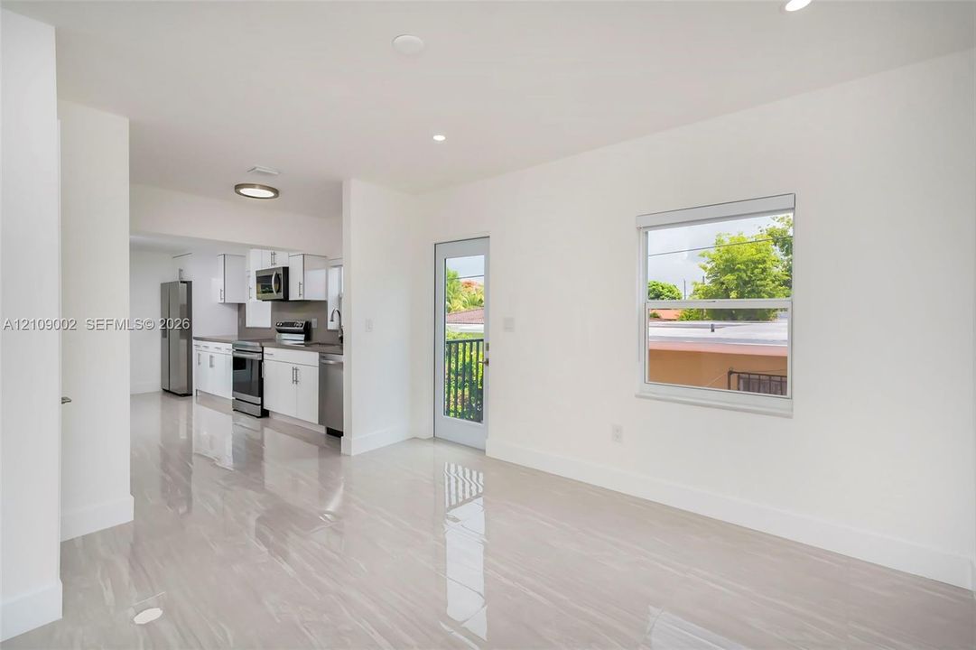 For Rent: $2,800 (2 beds, 1 baths, 870 Square Feet)