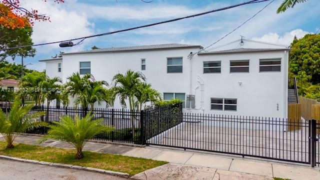 For Rent: $2,800 (2 beds, 1 baths, 870 Square Feet)