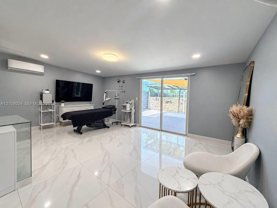 For Rent: $3,649 (3 beds, 3 baths, 1747 Square Feet)