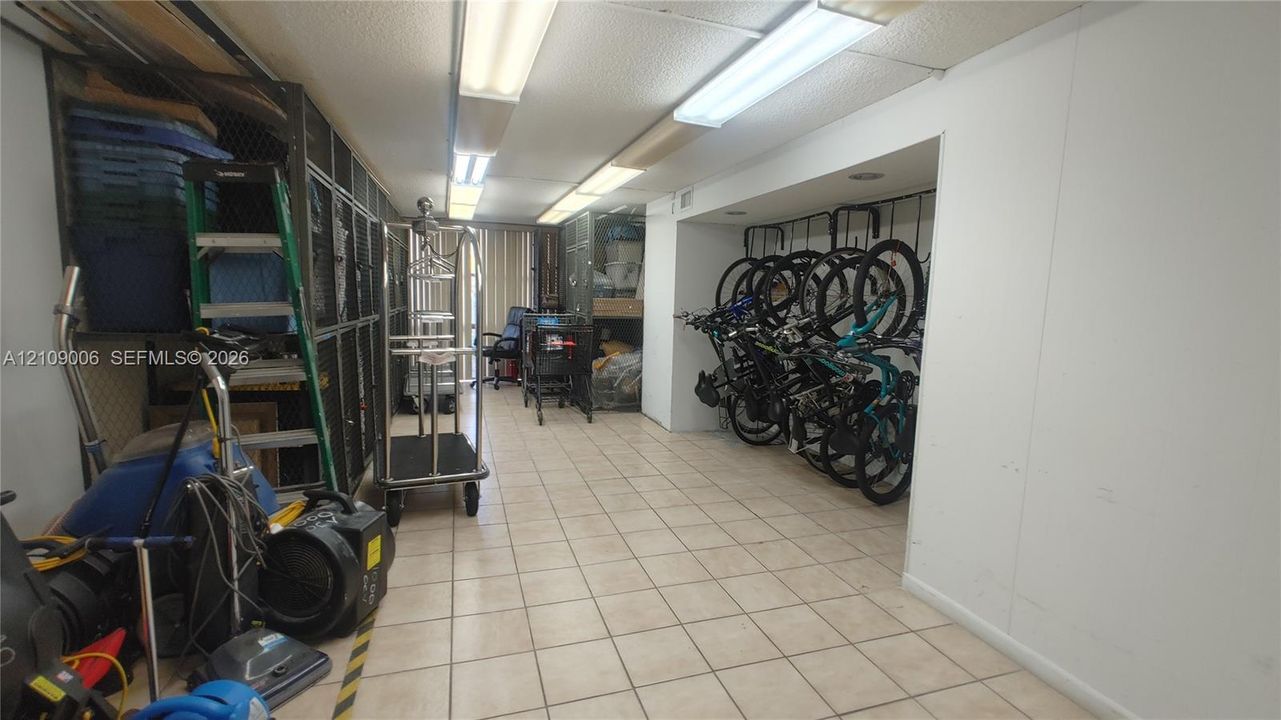 For Rent: $1,900 (1 beds, 1 baths, 915 Square Feet)