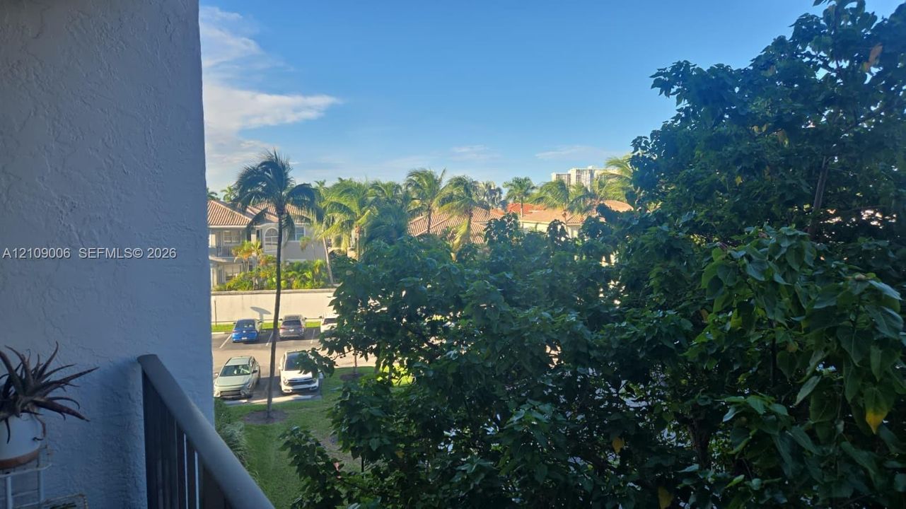 For Rent: $1,900 (1 beds, 1 baths, 915 Square Feet)
