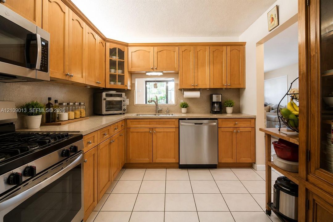 На продажу: $439,999 (2 спален, 2 ванн, 1095 Квадратных фут)