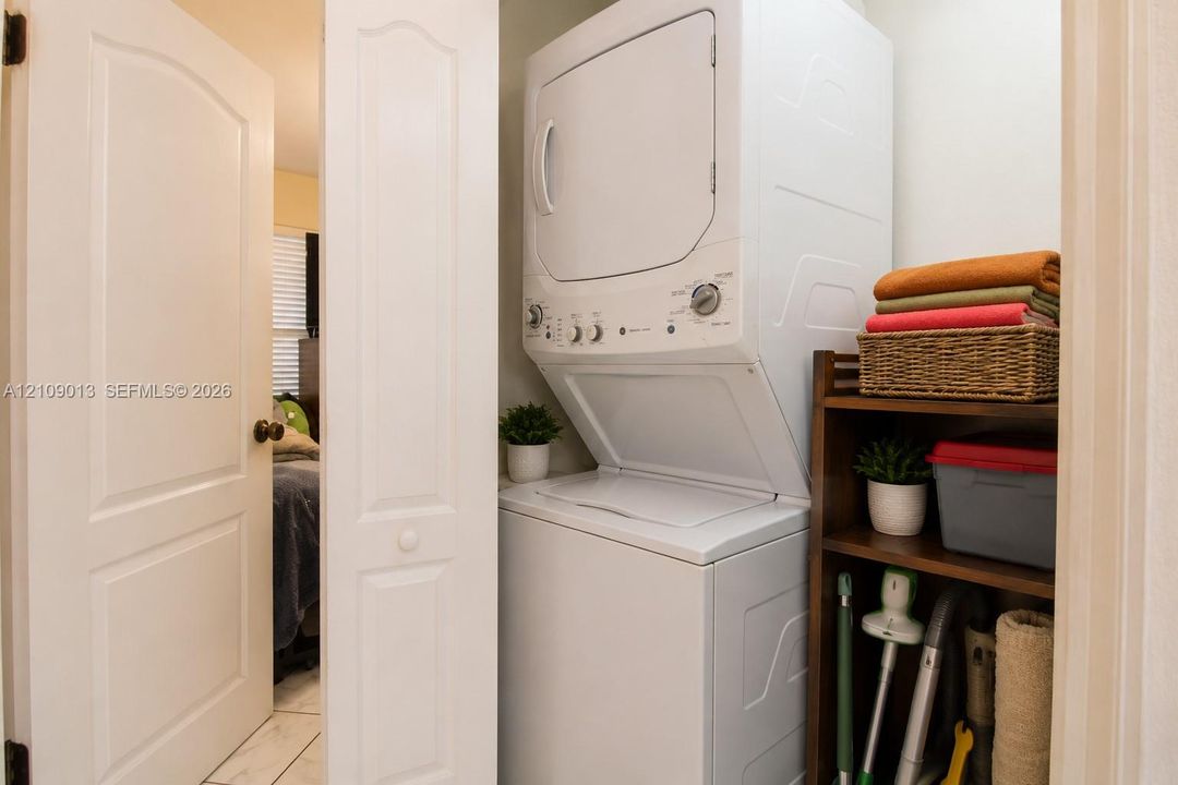 На продажу: $439,999 (2 спален, 2 ванн, 1095 Квадратных фут)