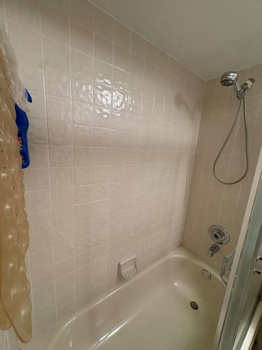 Bathroom 2/Tub