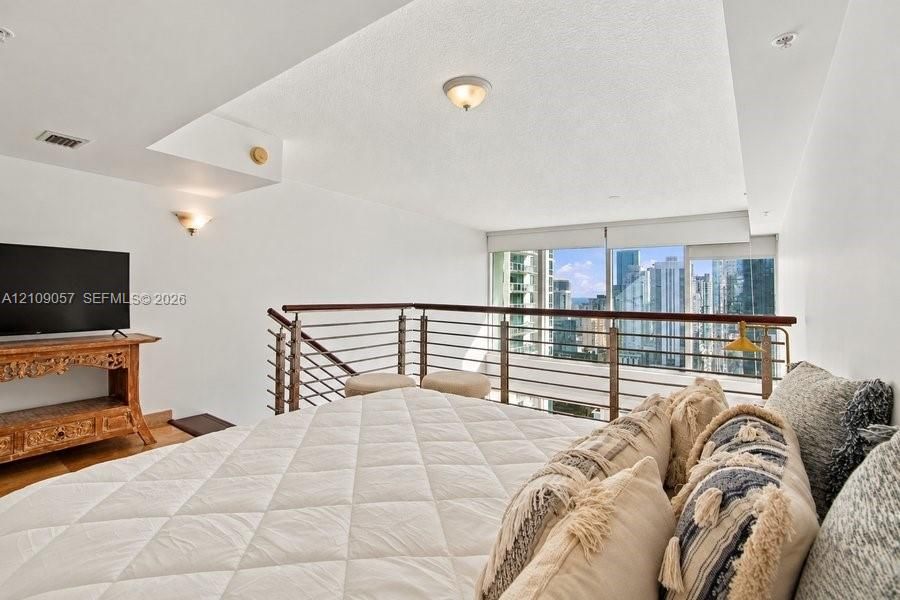 В аренду: $3,400 (1 спален, 1 ванн, 987 Квадратных фут)