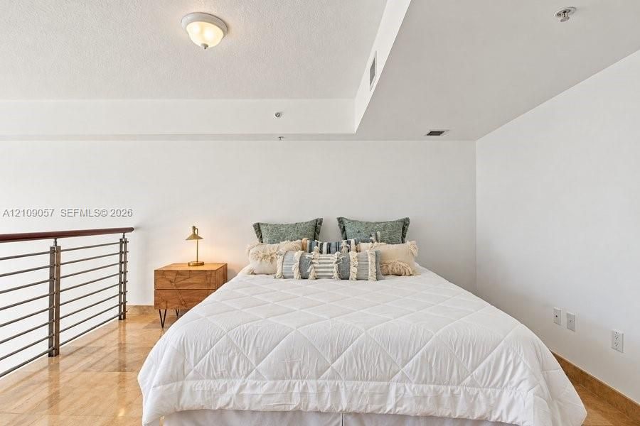 В аренду: $3,400 (1 спален, 1 ванн, 987 Квадратных фут)