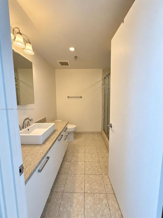 В аренду: $2,450 (0 спален, 1 ванн, 580 Квадратных фут)
